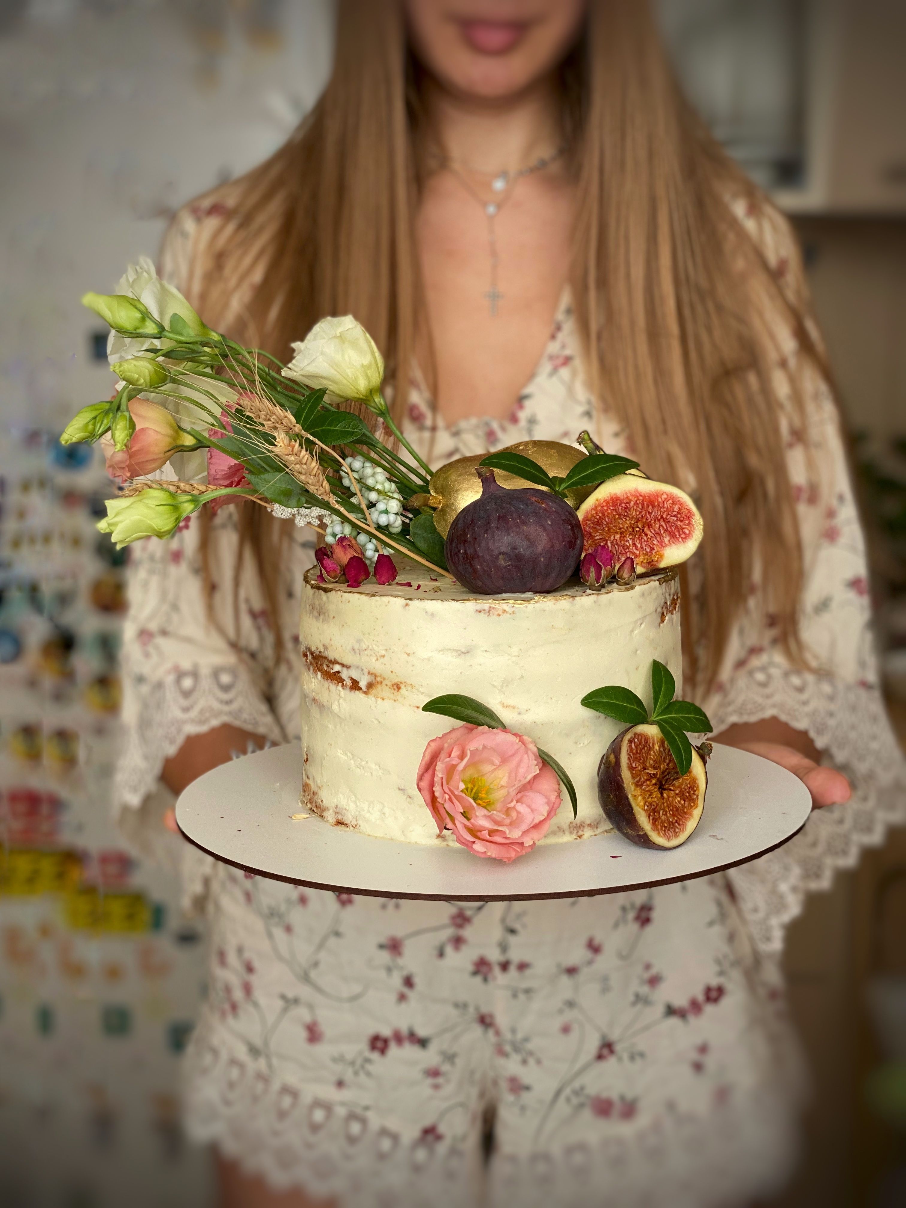 Maryna met een taart met vijgen en verse bloemen
